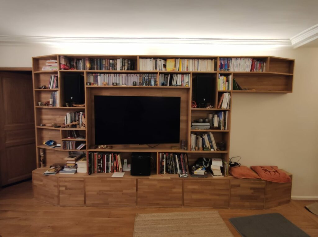 bibliothèque avec espace télé et home cinéma